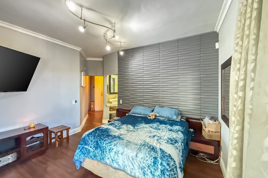 5 Bedroom Property for Sale in Plattekloof Western Cape